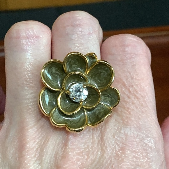 Gold tone green flower ring size 7 - Picture 6 of 6